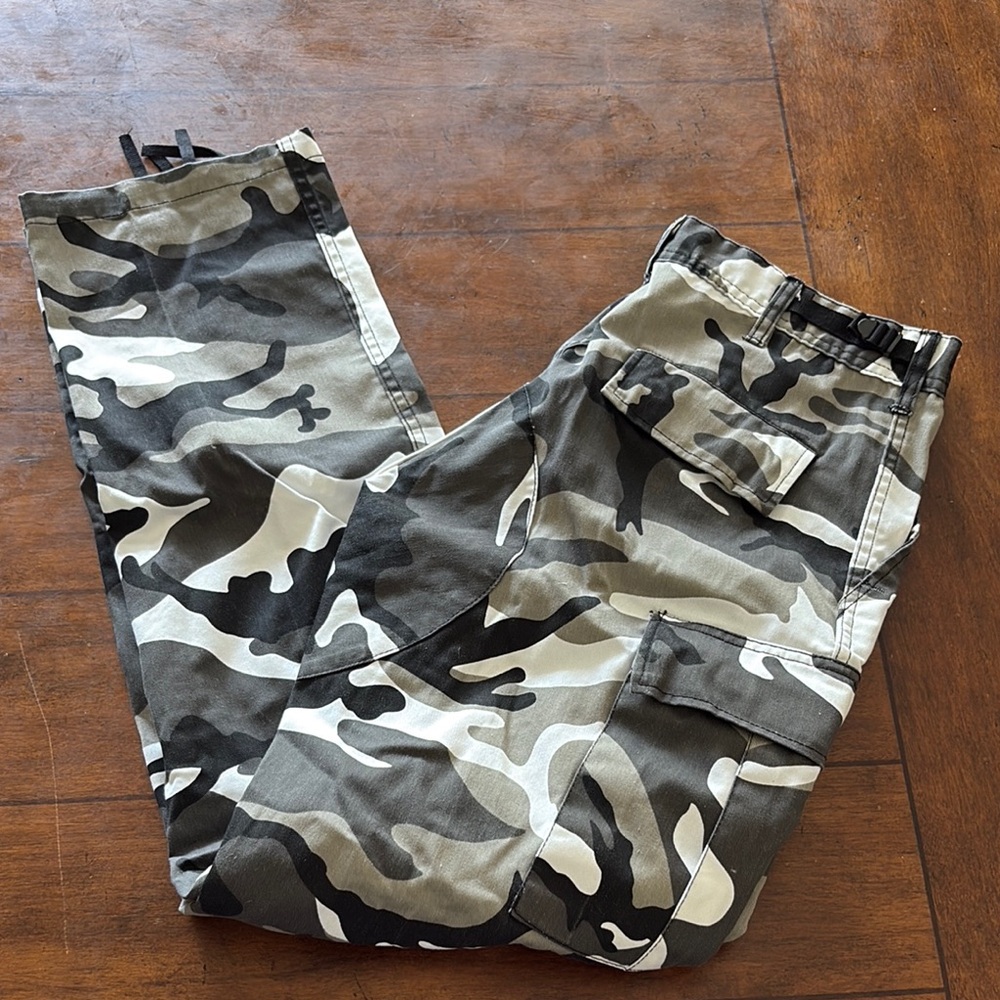 Camouflage Black and Gray Ankle Cropped Pants